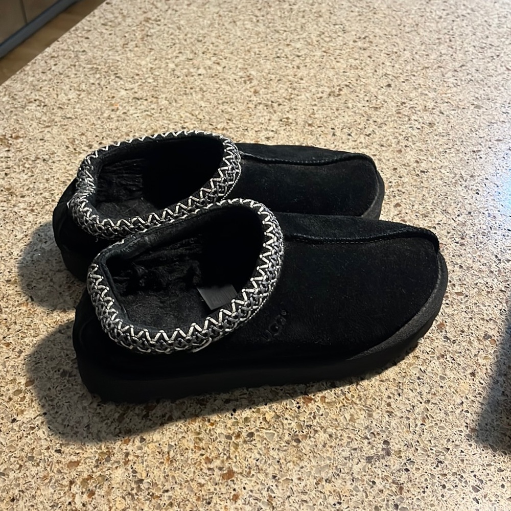 Black Ugg Tasman